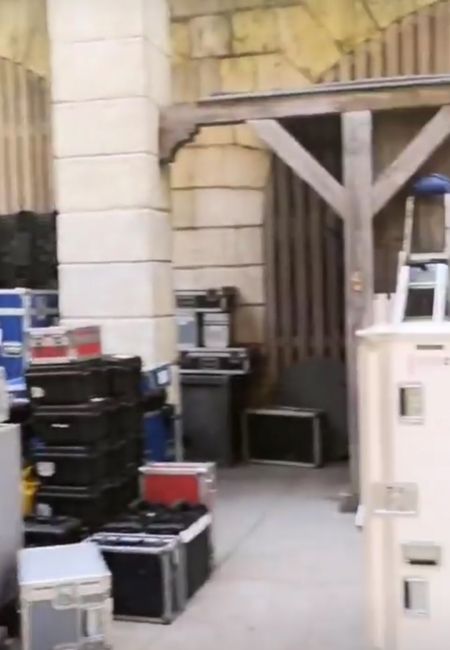 Les flycases de transport temporairement stockées dans la cour intérieur du fort en attendant le retour à terre.