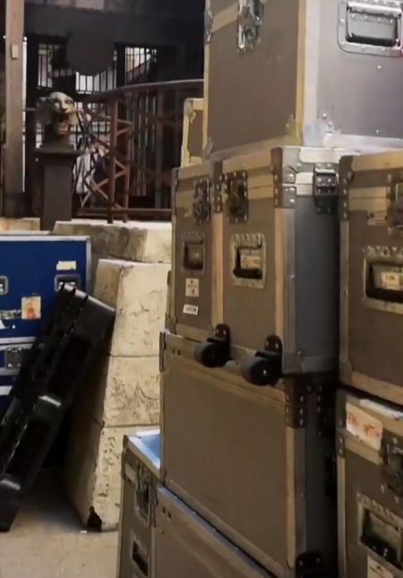 Les flycases de transport temporairement stockées dans la cour intérieur du fort en attendant le retour à terre.