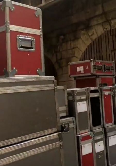 Les flycases de transport temporairement stockées dans la cour intérieur du fort en attendant le retour à terre.