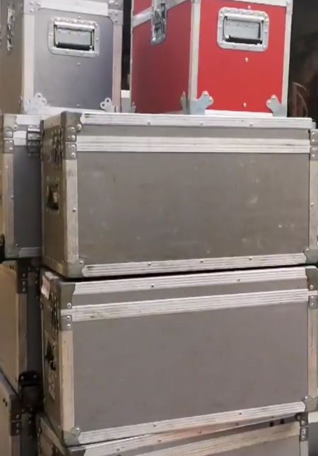 Les flycases de transport temporairement stockées dans la cour intérieur du fort en attendant le retour à terre.