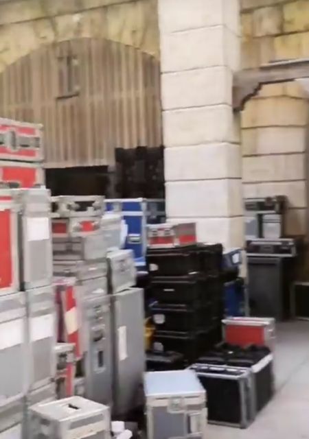 Les flycases de transport temporairement stockées dans la cour intérieur du fort en attendant le retour à terre.
