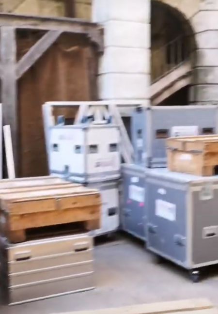 Les flycases de transport temporairement stockées dans la cour intérieur du fort en attendant le retour à terre.