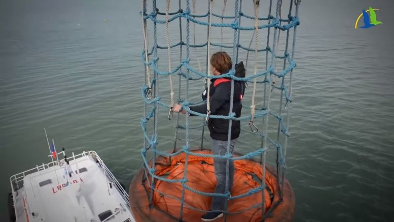 La plateforme extérieure et sa passerelle.