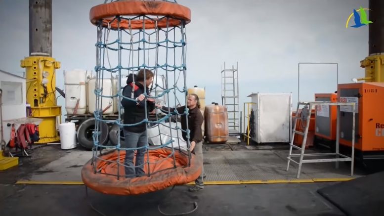 La plateforme extérieure et sa passerelle.