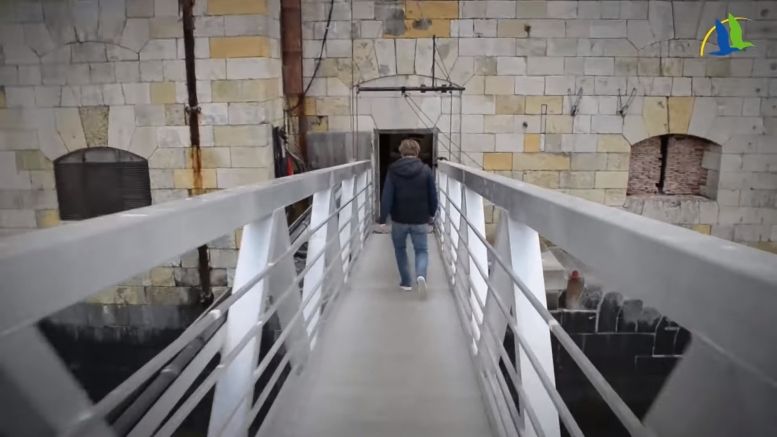 La plateforme extérieure et sa passerelle.