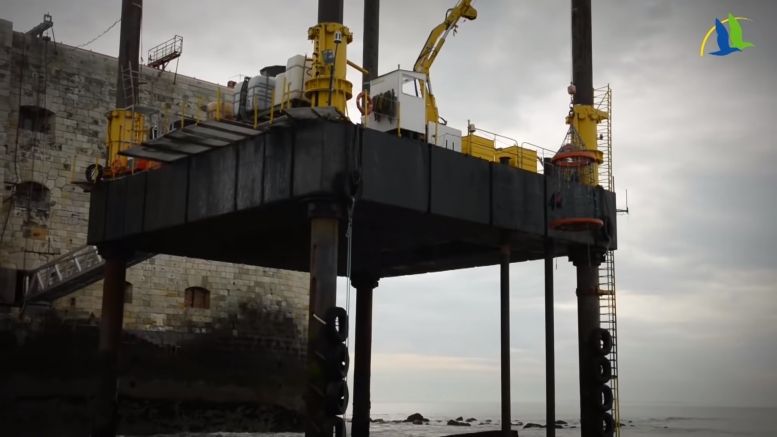 La plateforme extérieure et sa passerelle.