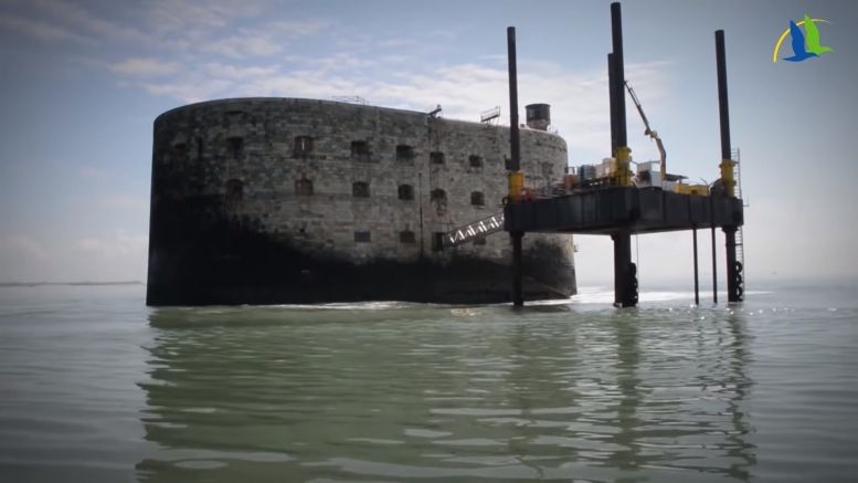 La plateforme extérieure et sa passerelle.