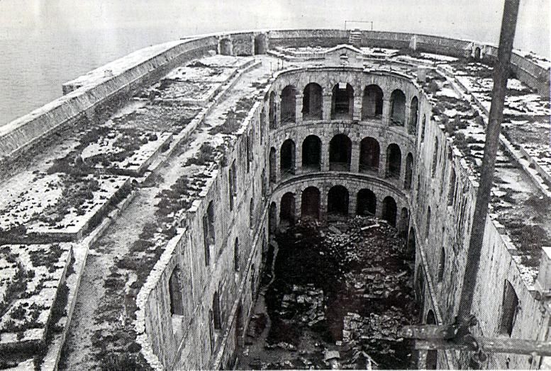 Le fort à l'abandon et envahi par la végétation
