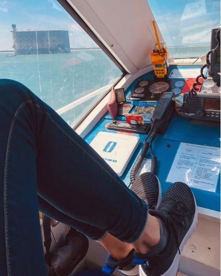 À l’instant le capitaine vient de me dire : « Tiens tu as des grands pieds , j’avais jamais remarqué ! »
J’intitulerai donc cette photo : - Berthe , alias Blanche débute sa 7ème saison de Colo