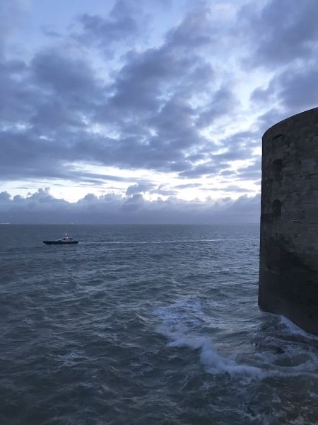 06h17: fin de tournage.
Le jour se lève sur le Fort.
Une nuit de tournage forte en mille émotions diverses ????????????????????
Bon anniversaire #FortBoyard30Ans
@elodiegossuin @cam_lacourt_off @brunoguillonoff @laurentmaistret @gerardvives1962 @ricciofficiel @olivierminneoff