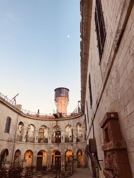 Hier soir, la lune, timidement, venait saluer le Fort.
Tournage Émission 4.
#FortBoyard30Ans #game #tv #culte #show #moon #happy #nofilter
