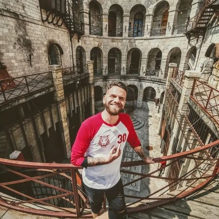 Pour le 30e anniversaire de #fortboyard j’ai vécu une aventure dans le fort et une aventure humaine extraordinaire ?? avec une équipe formidable pour @instacekedubonheur hâte que vous voyez tout ça @valoulagitane @guillaumepley @juanarbelaezchef @anthony_colette @terencetelle