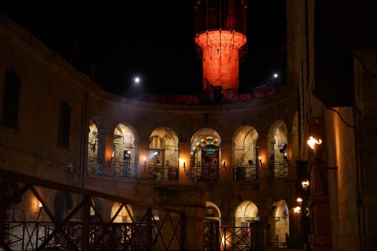 Le musoir Sud du fort la nuit.