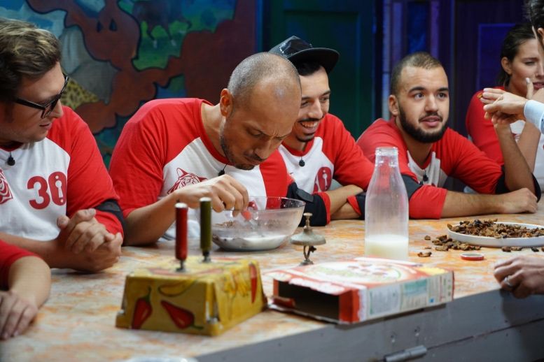 L'équipe en plein repas du Restaurant
