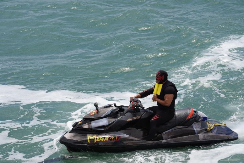 Mister Boo sur un jet-ski
