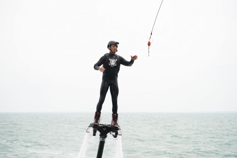 Romain Grosjean sur le Flyboard