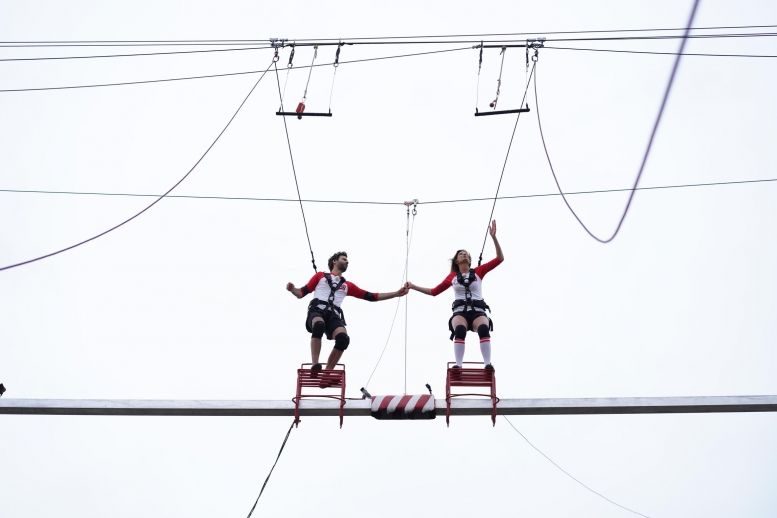 L'aventure de la double chaise instable avec Thomas Isle et Caroline Ithurbide