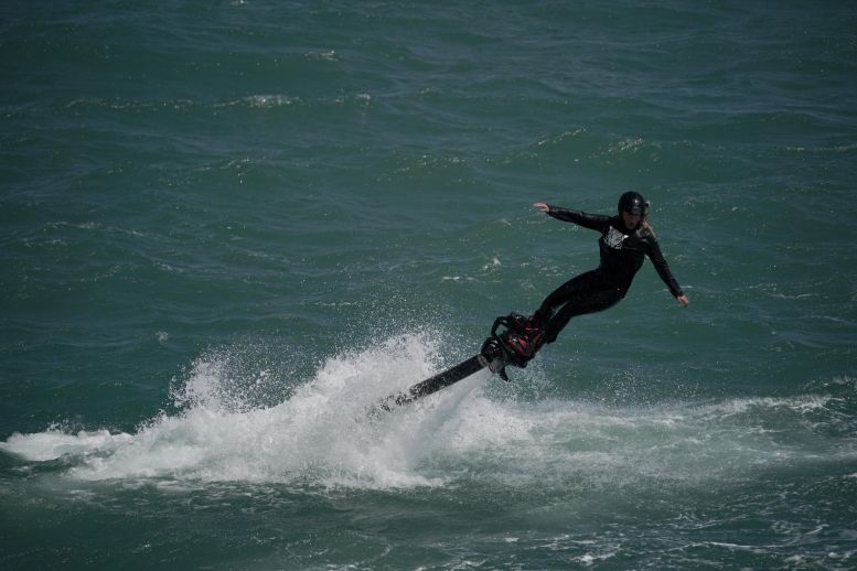 Enora Malagré sur le Flyboard de Mégagaf
