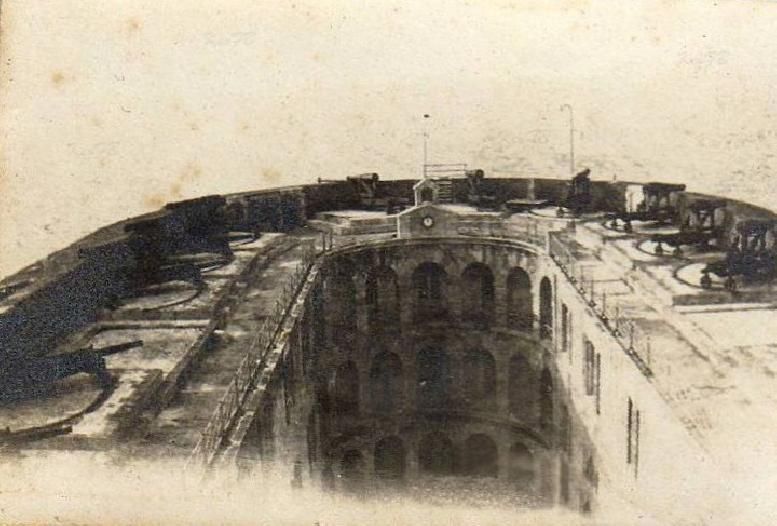 Vue depuis la vigie de la cour intérieure et de la terrasse armée de ses canons.
