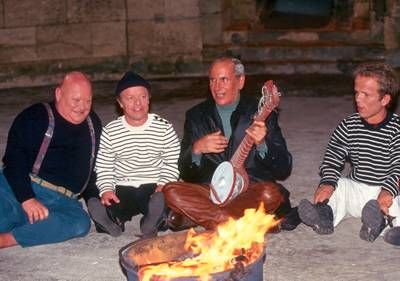 Les personnages du fort en pleine nuit autour d'un feu de camp