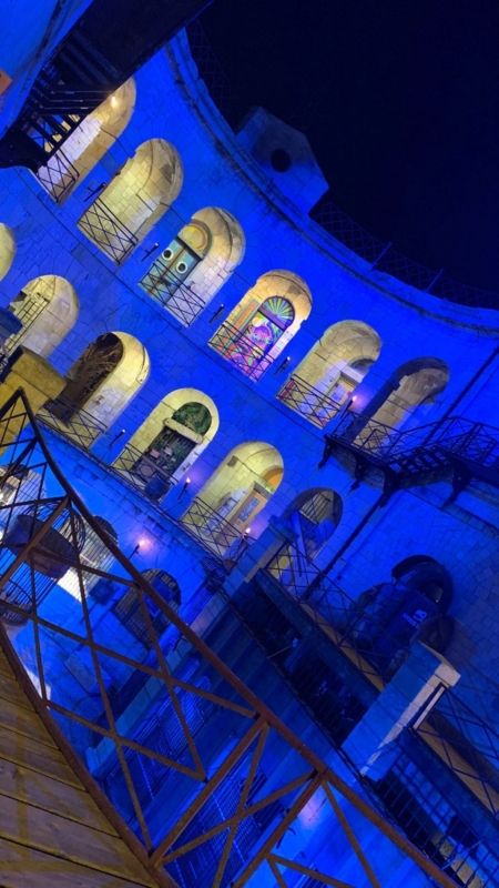 La cour intérieure de nuit