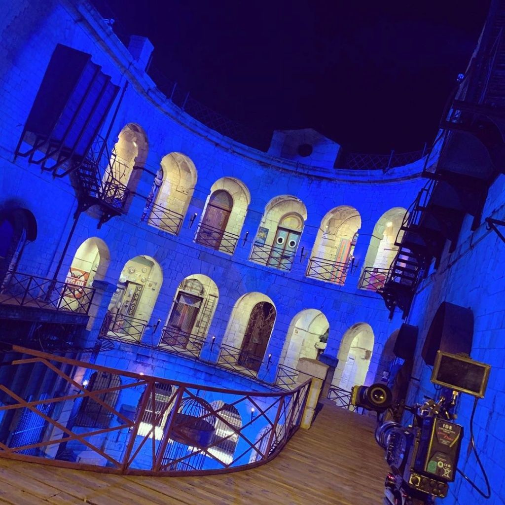 La cour intérieure de nuit