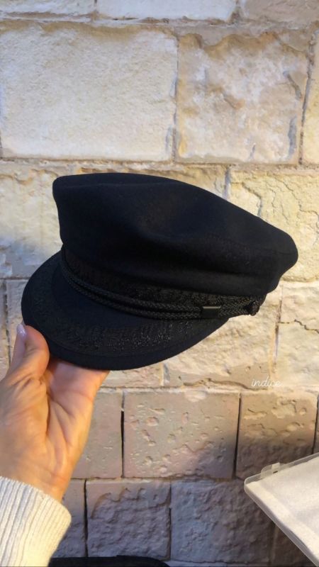 Une mystérieuse casquette présentée comme étant un "indice".