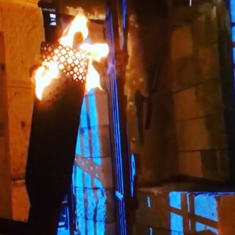Un flambeau à l'entrée du fort