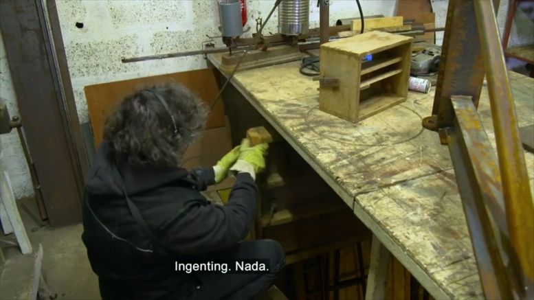 Trappe d'accès à la soute située sous la cellule 011