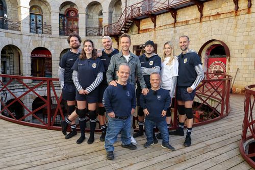 FORT BOYARD 2026
EQUIPE A - SPA + TOUT LE MONDE CONTRE LE
CANCER
FORT BOYARD 2026
Presente par Cyril Feraud
Equipe A: Keen V, Jonathan Jenvrin, Soso Maness, Arie Elmaleh, Alize
Cornet, Eva Garcia Cyril Féraud
Genre :
DIVERTISSEMENT/JEU