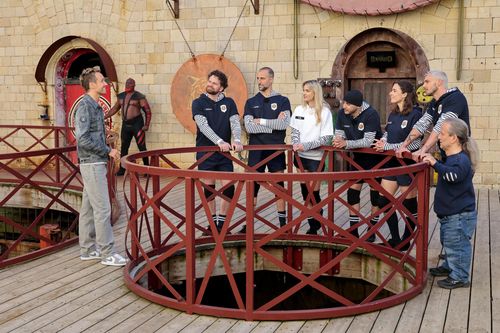 FORT BOYARD 2026
EQUIPE A - SPA + TOUT LE MONDE CONTRE LE
CANCER
FORT BOYARD 2026
Presente par Cyril Feraud
Page 33
Imprimé par
Phraseanet
Equipe A: Keen V, Jonathan Jenvrin, Soso Maness, Arie Elmaleh, Alize
Cornet, Eva Garcia
Genre :
DIVERTISSEMENT/JEU