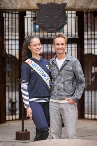 FORT BOYARD 2026
EQUIPE B - LES BONNES FEES
Cyril Feraud et Hinaupoko Deveze, Miss France 2026
FORT BOYARD 2026
Equipe B: Hinaupoko Deveze, Camille Cerf, Mahaut Drama, Philippe
Risoli, Baghera Jones, Laila El Amari
Genre :
DIVERTISSEMENT/JEU