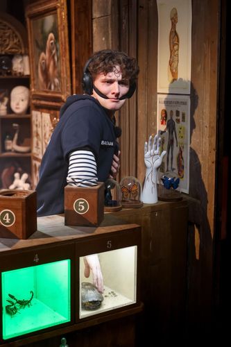 Bastiaan dans le Cabinet de Curiosités