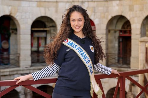 FORT BOYARD 2026
EQUIPE B - LES BONNES FEES
Cyril Feraud et Hinaupoko Deveze, Miss France 2026
FORT BOYARD 2026
Equipe B: Hinaupoko Deveze, Camille Cerf, Mahaut Drama, Philippe
Risoli, Baghera Jones, Laila El Amari
Genre :
DIVERTISSEMENT/JEU