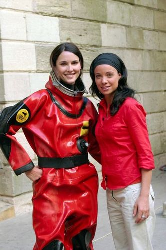 Eglantine Eméyé en tenue de Scaphandrier en compagnie d'Anne-Gaëlle Riccio