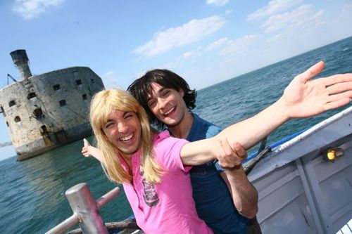 Samantha et Chantal (Doudi et Pepess) devant le fort Boyard