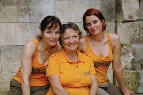 Marthe Villalonga entourée d'Anne Decis et Cécilia Hornus
