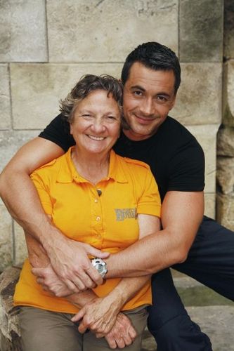 Marthe Villalonga dans les bras d'Olivier Minne