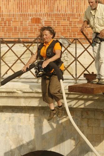 Marthe Villalonga s'élançant dans le Saut à l'élastique