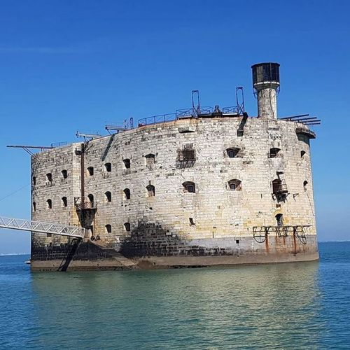 Le fort est ouvert, la passerelle est en position basse
