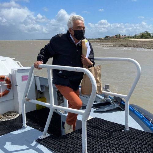 Arrivée à terre de Pierre Launais co-créateur de l'émission