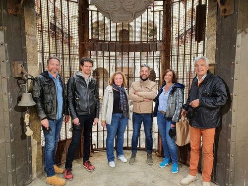 Pierre Launais et ses proches devant la salle du trésor