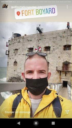 Un journaliste arrivant au fort