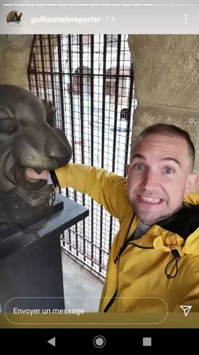 Un journaliste jouant avec les mythiques têtes de tigres.