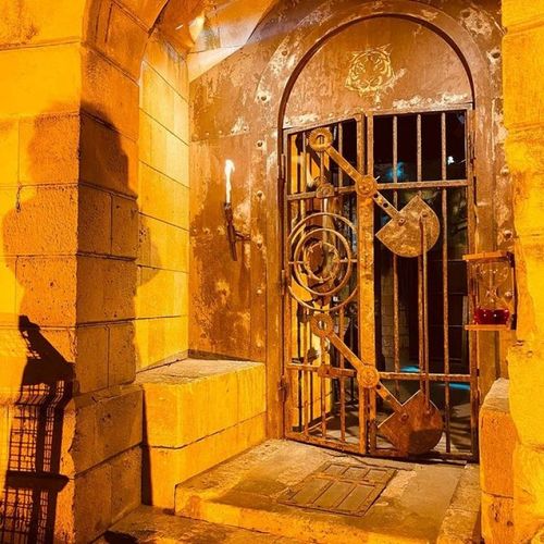 L'entrée du fort de nuit