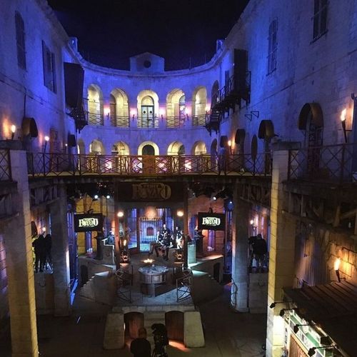 Le fort de nuit pour le tournage de "Toujours plus fort"