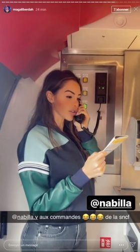 Nabilla et son équipe dans le train pour le tournage