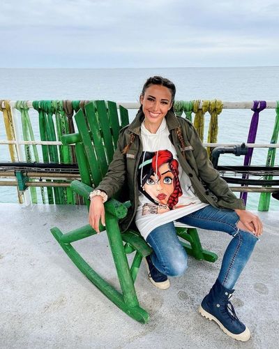 Delphine Wespiser portant un t-shirt a l'effigie de ses deux personnages