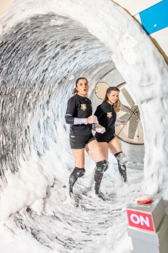 Juju Fitcats et Cécile grès dans l'épreuve de la Laverie Automatique