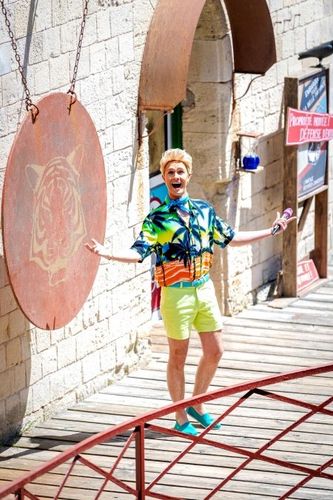 Cyril Gossbo en tenue de vacancier devant le gong